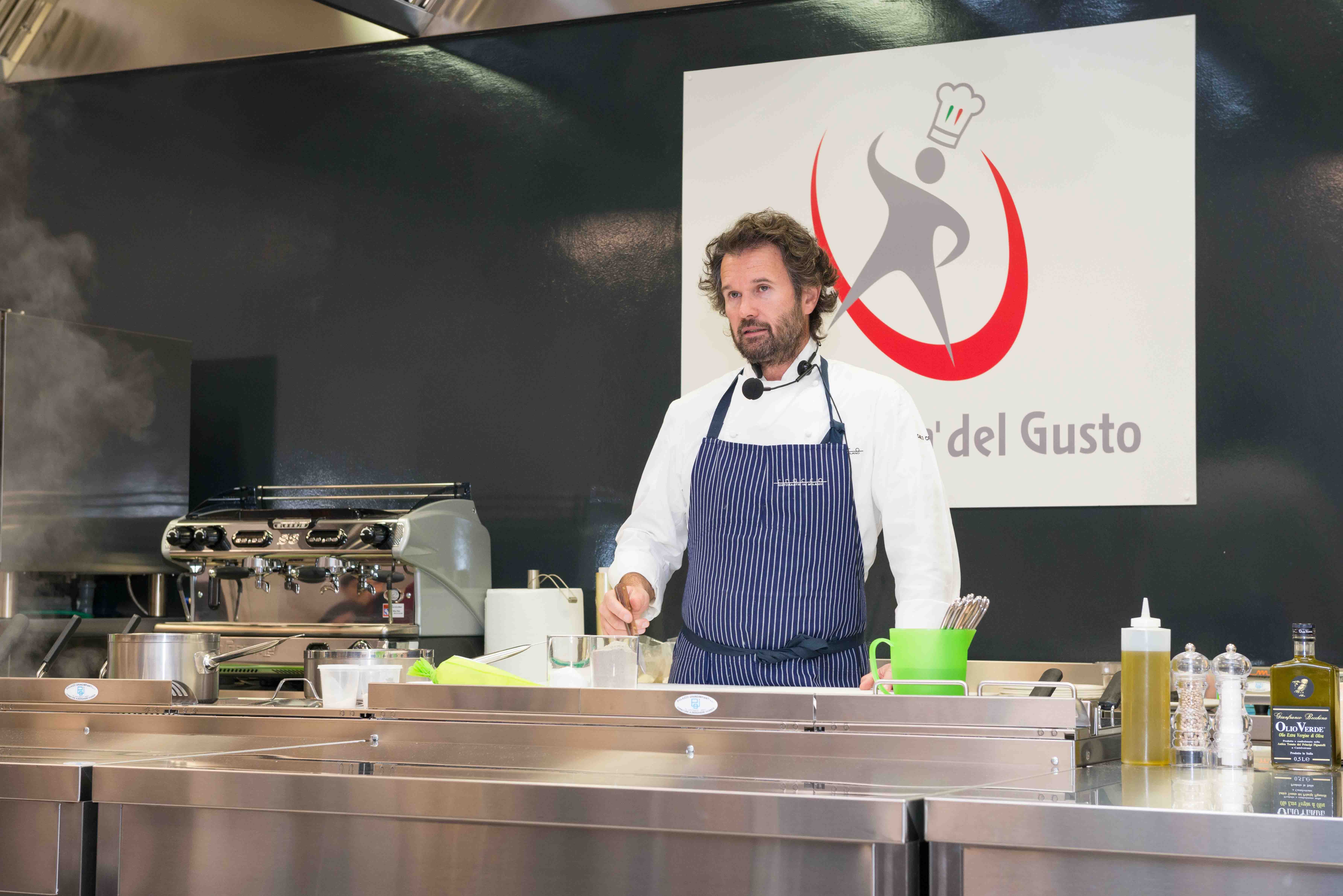Carlo Cracco durante lo show cooking all'Università del Gusto