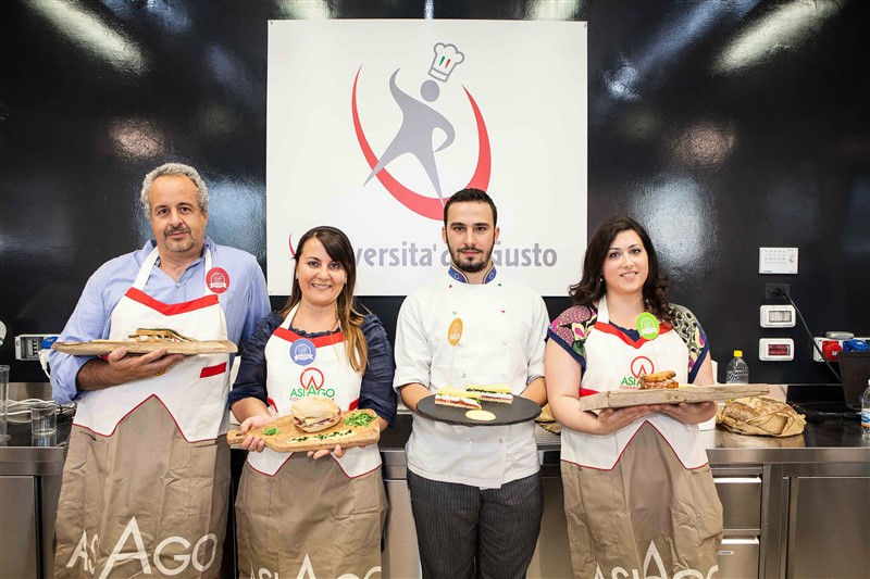 I finalisti del concorso. Da sinistra: Andrea Zinno,Eleonora Mauri, Giulio Calgaro e Ilaria Gildone
