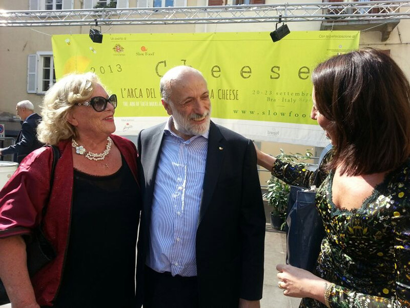 Barbara Guerra e Anna Maria Mianzan (Madonnetta) con Carlo Petrini. Sotto Lucia e Giuseppe Zamboni (Trattoria Zamboni)  e Monica Gianesin (Isetta)