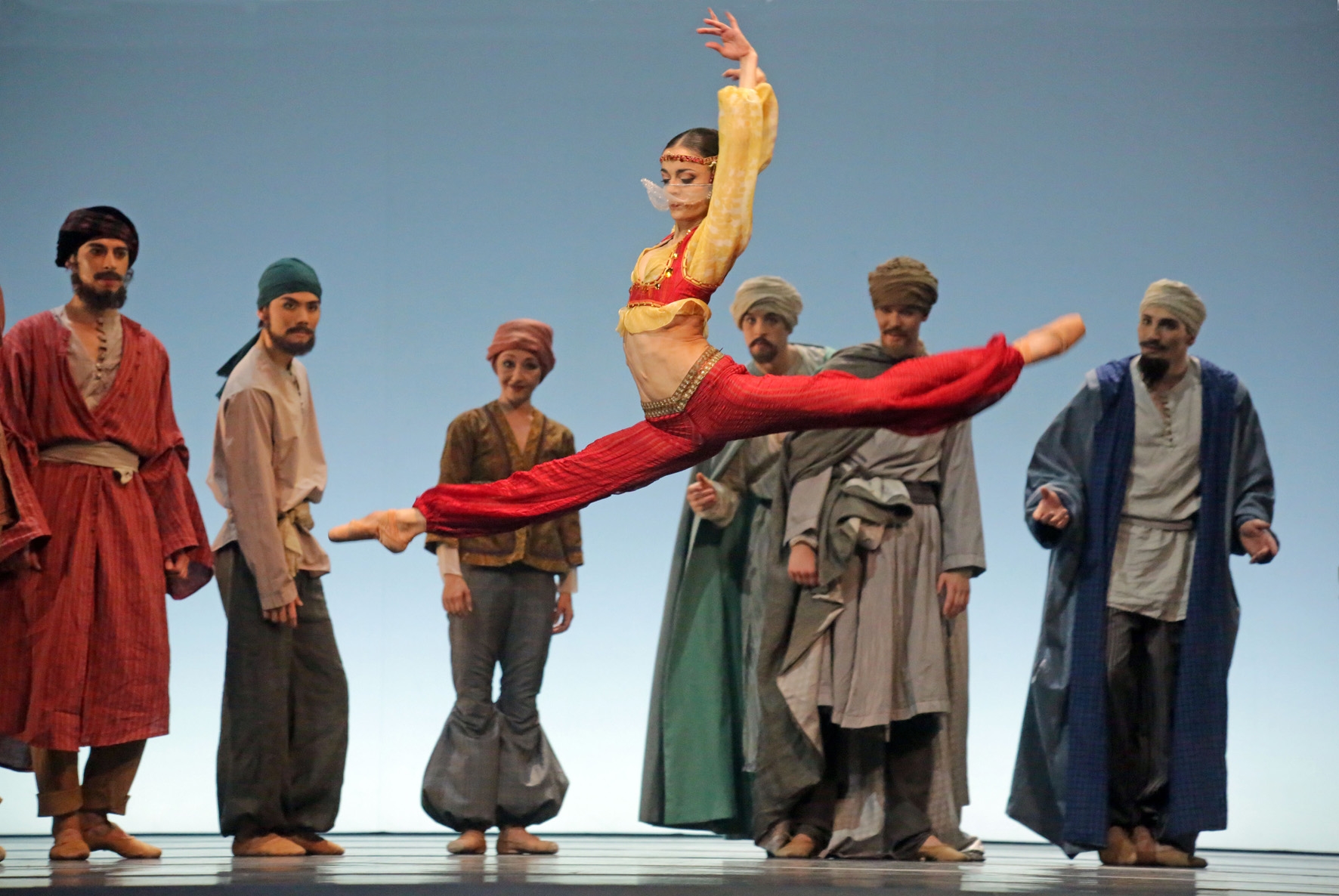 Un'immagine di una performance di danza al Teatro Comunale di Vicenza