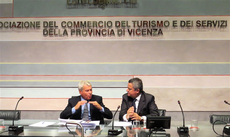 Il presidente Carlo Sangalli durante l'incontro con i giornalisti svoltosi in Confcommercio Vicenza
