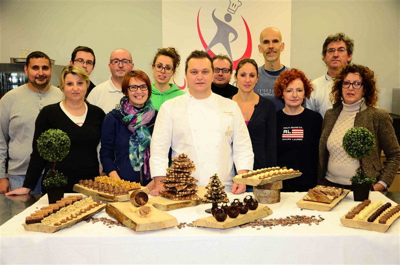 Foto di gruppo con  Emmanuele Forcone e gli allievi del corso "Pianeta Cioccolato"