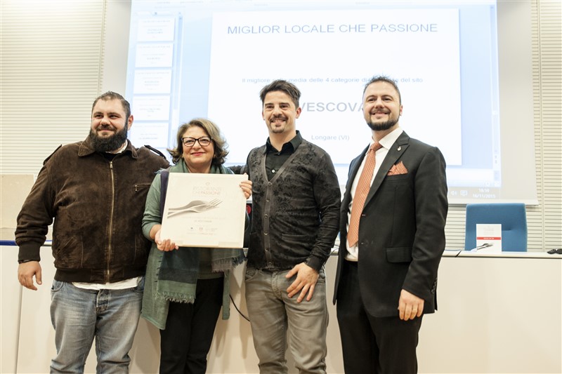 L'ideatore della guida Riccardo Penzo (primo da destra) consegna il premio a "Le Vescovane"