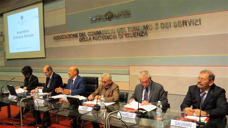 Il tavolo dei relatori all'Assemblea provinciale di Confcommercio Vicenza