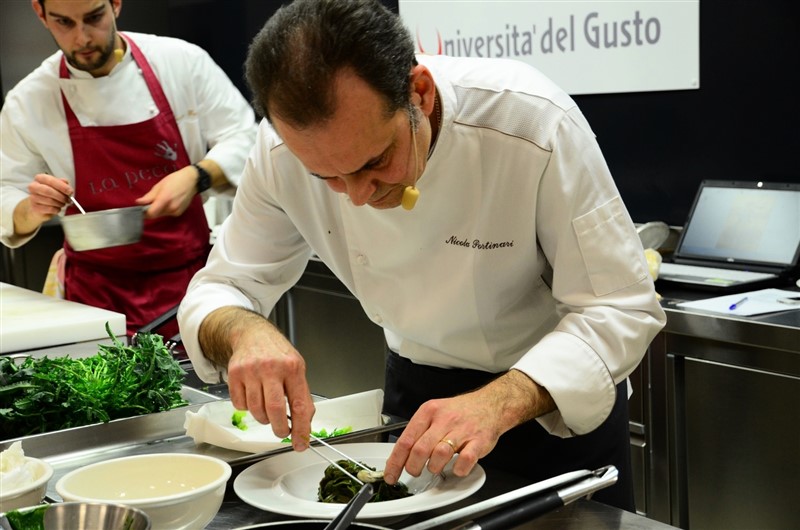 Lo chef Nicola Portinari durante il suo cooking show all'Università del Gusto