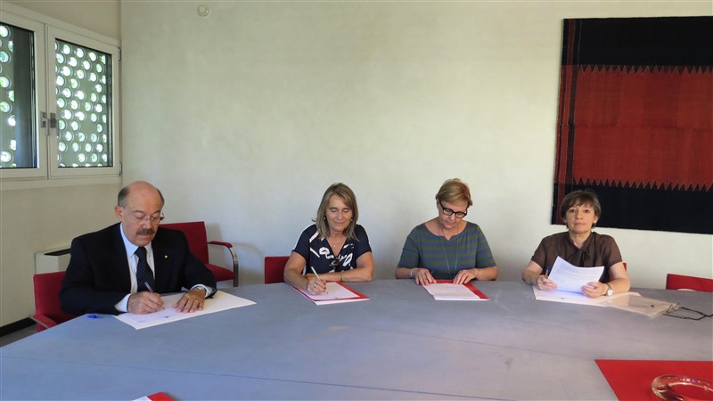 La firma dell’accordo nella sede di Confcommercio Vicenza. Da sinistra, Sergio Rebecca, Grazia Chisin, Lorenza Leonardi e Marina Bergamin.