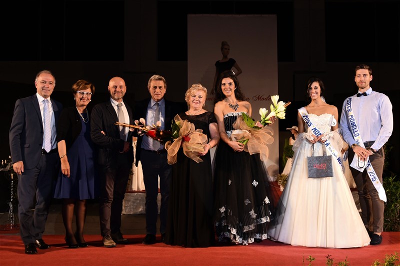 Gli organizzatori dell'evento comn i vincitori del premio "Modello e Modella per una notte” (foto Danilo Pellegrin)