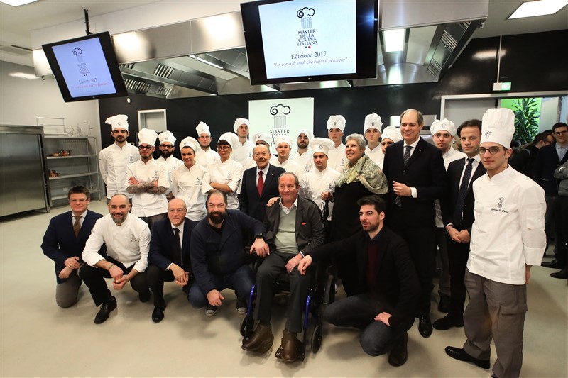 Gli allievi dell Master Cucina Italiana 2017, con il Comitato scientifico, Faith Willinger e i rappresentanti del sponsor Banca Mediolanum e Rader Spa