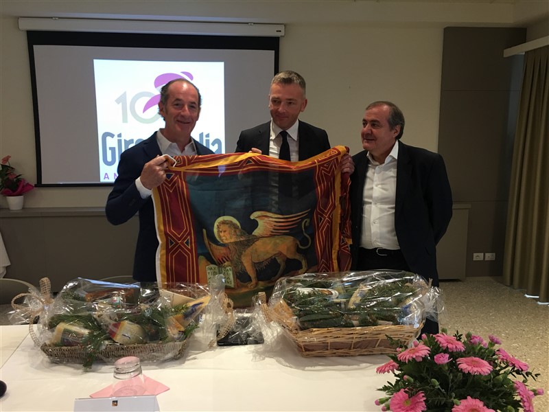 Il Presidente della Regione del Veneto Luca Zaia, il sindaco di Asiago Roberto Rigoni e il Direttore del Giro d'Italia Mauro Vegni