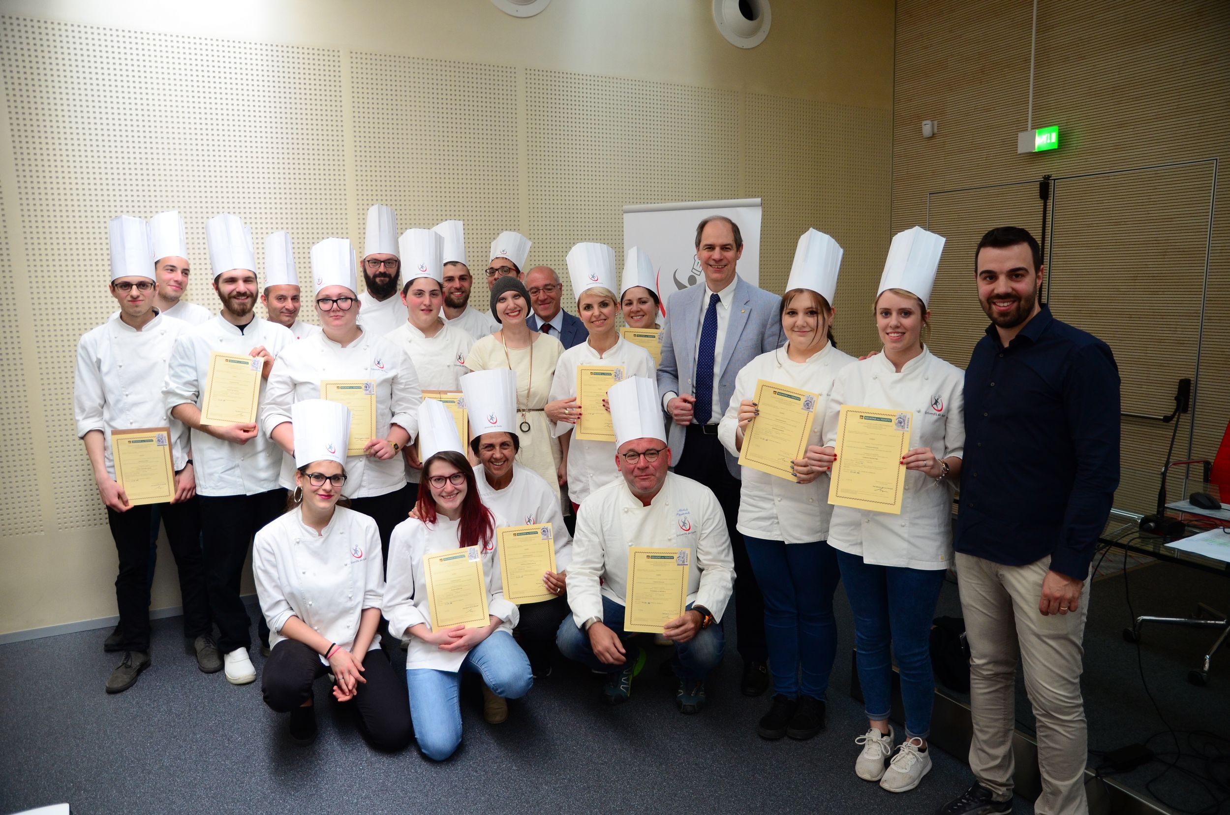 Foto di gruppo per gli allievi del corso "Cuoco"