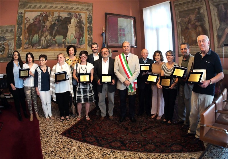 Foto di gruppo dopo la consegna dei riconoscimenti (ph. Comune di Vicenza)
