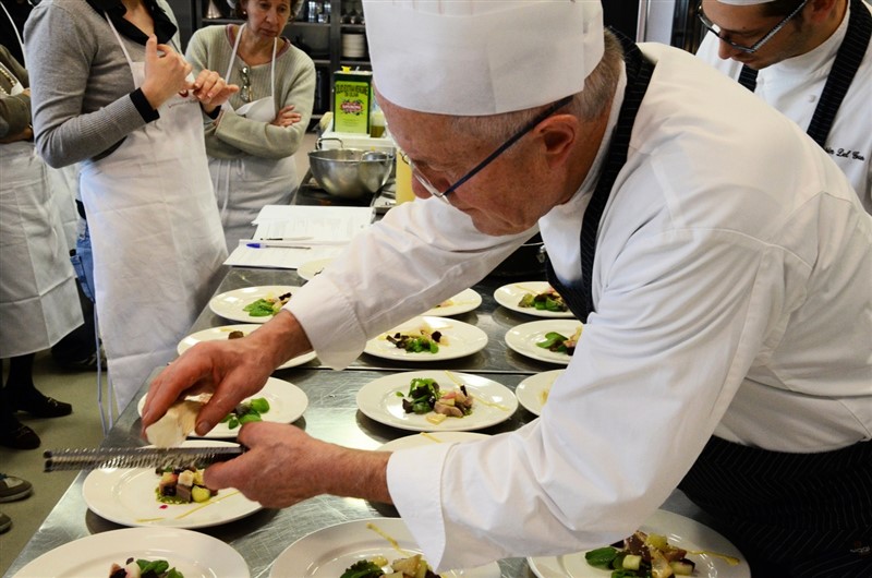 Lo chef Antonio Dal Lago durante una sua lezione all'Università del Gusto