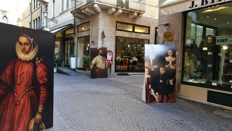 I "cartonati" per i selfie storici che i negozi collocheranno sulle vie dal 3 febbraio