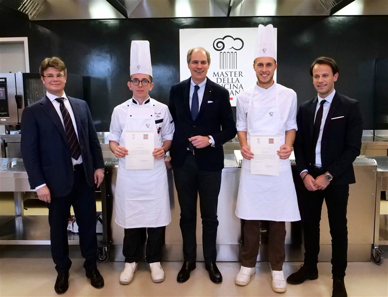 I vincitori di Chef Talent con Ernesto Boschiero (amministratore delegato di Esac), Silvio Tombolato di Banca Mediolanum ed Enrico Res di Rader Spa