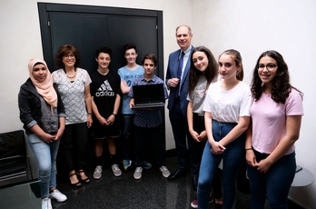 Foto di gruppo per la rappresentanza della classe IIIC con il direttore Ernesto Boschiero e la professoressa Margherita Zacchello