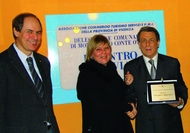 La consegna del premio “Vetrina simpatia” alla fioreria <em>Fior… Idee di Meli</em>, di Melinda Urbani di Cavazzale La consegna del premio “Vetrina simpatia” alla fioreria <em>Fior… Idee di Meli</em>, di Melinda Urbani di Cavazzale