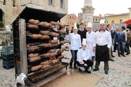 Un'immagine dello spiedo allestito lo scorso anno in piazza Castello Un'immagine dello spiedo allestito lo scorso anno in piazza Castello
