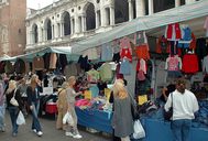 Il mercato di piazza dei Signori, a Vicenza Il mercato di piazza dei Signori, a Vicenza