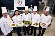 I cuochi di Villaga protagonisti della rassegna enogastronomica e, sotto, un'immagine dei "ranpussoli" e di un piatto I cuochi di Villaga protagonisti della rassegna enogastronomica e, sotto, un'immagine dei "ranpussoli" e di un piatto
