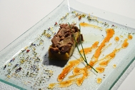 Oca confit su mele arrostite guarnita con un ristretto di succo d'uva (foto Fiorenzo Zanon) Oca confit su mele arrostite guarnita con un ristretto di succo d'uva (foto Fiorenzo Zanon)