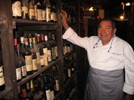 Galdino Gianesin, nella cantina della Trattoria Isetta, uno dei luoghi che lui amava di più. E sotto una foto di famiglia, con Galdino al centro Galdino Gianesin, nella cantina della Trattoria Isetta, uno dei luoghi che lui amava di più. E sotto una foto di famiglia, con Galdino al centro