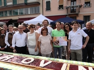 La presidente Annamaria Merlin, al centro, con i panificatori e pasticceri che hanno realizzato la crostata distribuita a Chiampo La presidente Annamaria Merlin, al centro, con i panificatori e pasticceri che hanno realizzato la crostata distribuita a Chiampo