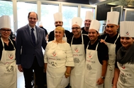 Foto di gruppo con Lidia Bastianich, al centro, e il direttore di Confcommercio Vicenza Boschiero Sotto, la Bastianich con Gianni Zonin Foto di gruppo con Lidia Bastianich, al centro, e il direttore di Confcommercio Vicenza Boschiero Sotto, la Bastianich con Gianni Zonin