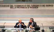 Il presidente Carlo Sangalli durante l'incontro con i giornalisti svoltosi in Confcommercio Vicenza Il presidente Carlo Sangalli durante l'incontro con i giornalisti svoltosi in Confcommercio Vicenza