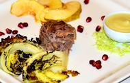 Oca confit su verze croccanti e salsa mele e rafano (foto F. Zanon) Oca confit su verze croccanti e salsa mele e rafano (foto F. Zanon)
