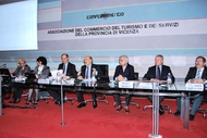 Il tavolo dei relatori all'Assemblea Ordinaria 2014 di Confcommercio Vicenza Il tavolo dei relatori all'Assemblea Ordinaria 2014 di Confcommercio Vicenza