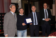 Un'immagine della consegna del premio "Vetrina simpatia" all'alimentarista Alessandro Porro di Vigardolo Un'immagine della consegna del premio "Vetrina simpatia" all'alimentarista Alessandro Porro di Vigardolo