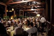 Un'immagine delle passate edizioni della tradizionale Cena sul Ponte Un'immagine delle passate edizioni della tradizionale Cena sul Ponte