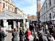 Piazza dei Signori, a Vicenza, affollata per CioccolandoVi Piazza dei Signori, a Vicenza, affollata per CioccolandoVi