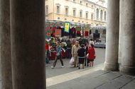 Uno scorcio del mercato in piazza dei Signori a Vicenza Uno scorcio del mercato in piazza dei Signori a Vicenza