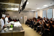 Un'immagine del cooking show dello chef Marco Perez, affiancato dall'assistente Ivan Zanfino Un'immagine del cooking show dello chef Marco Perez, affiancato dall'assistente Ivan Zanfino