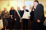 Un momento della consegna del premio Un momento della consegna del premio