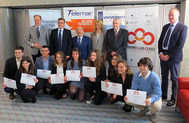 Foto di gruppo degli studenti che si sono classificati nei primi tre posti Foto di gruppo degli studenti che si sono classificati nei primi tre posti