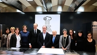 Foto di gruppo del personale del centro formazione, con il governatore Zaia, il presidente Confcommercio Rebecca e il direttore Boschiero Foto di gruppo del personale del centro formazione, con il governatore Zaia, il presidente Confcommercio Rebecca e il direttore Boschiero