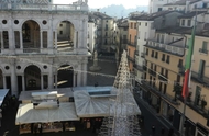 Bancarelle del mercato in piazza dei Signori a Vicenza Bancarelle del mercato in piazza dei Signori a Vicenza