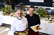 Da sinistra Maurizio Nori e Elio Bertoldo, due degli chef della rassegna, con i piatti a base di uva garganega Da sinistra Maurizio Nori e Elio Bertoldo, due degli chef della rassegna, con i piatti a base di uva garganega