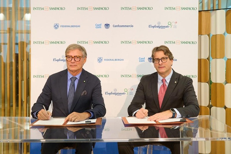 La firma della convenzione tra Confcommercio e Banca Intesa