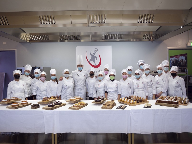 Allievi del corso Pasticcere a qualifica dell'Univerità del Gusto con il docente Massimo Alverà