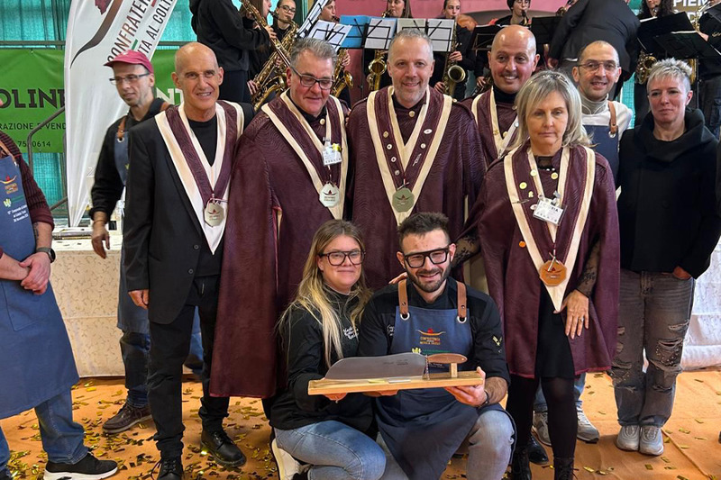 Nicola Raniero con la fidanzata Anna Scolaro, assieme ad alcuni componenti della Confraternita della battuta al coltello