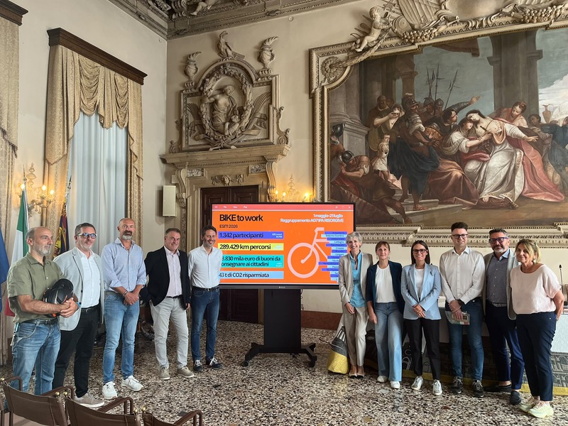 Foto di gruppo alla presentazione dei dati su Bike to work