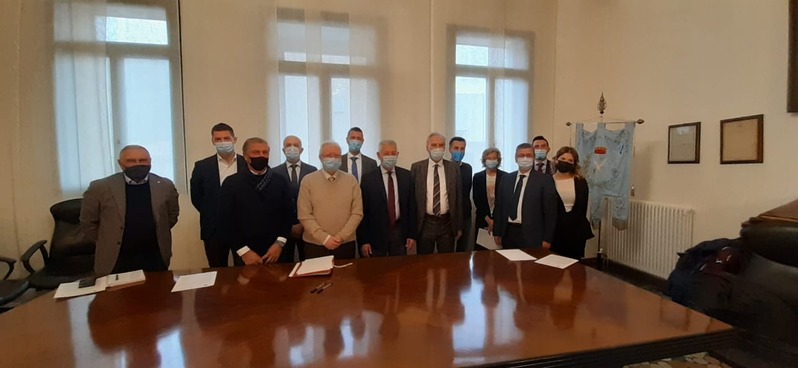 Foto di gruppo per i firmatari del Protocollo