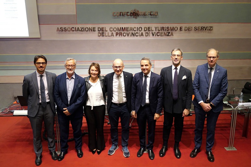 Foto di gruppo per i relatori del convegno, con il direttore Ernesto Boschiero e il vicedirettore Mirka Pellizzaro