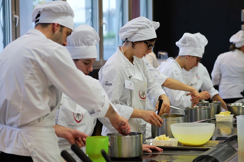 Un'immagine della precedente edizione del corso pasticcere