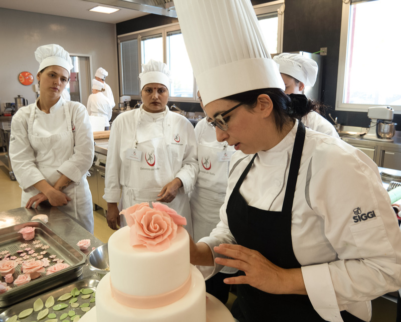 Debora Vena con gli allievi del Corso pasticcere a Qualifica