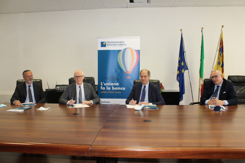 Da sinistra, Radin, capo settore Vicenza di CBB,  Bonatto direttore generale di CBB, Boschiero direttore di Confcommercio di Vicenza e Dal Ceredo resp