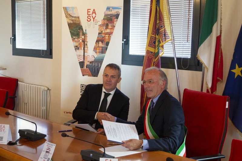 Il sindaco Ceron e il vice presidente Piccolo alla firma del Protocollo